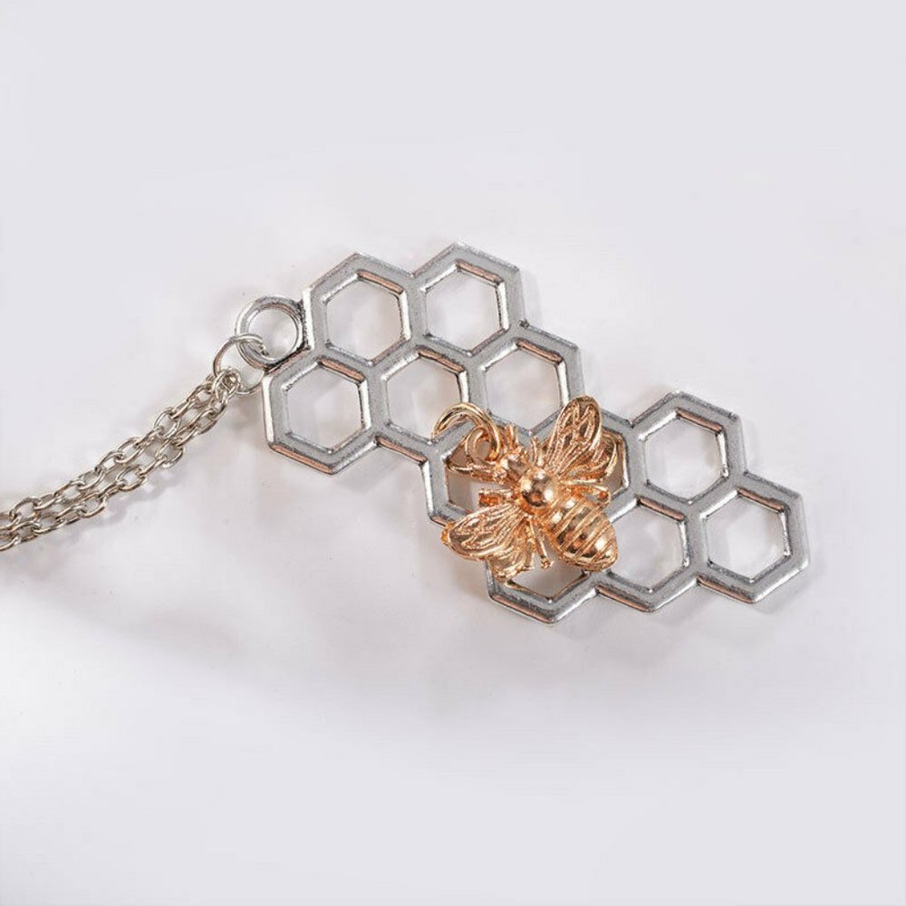 New *RARE* Silver Honeycomb Bumble Bee Necklace - Picture 5 of 10